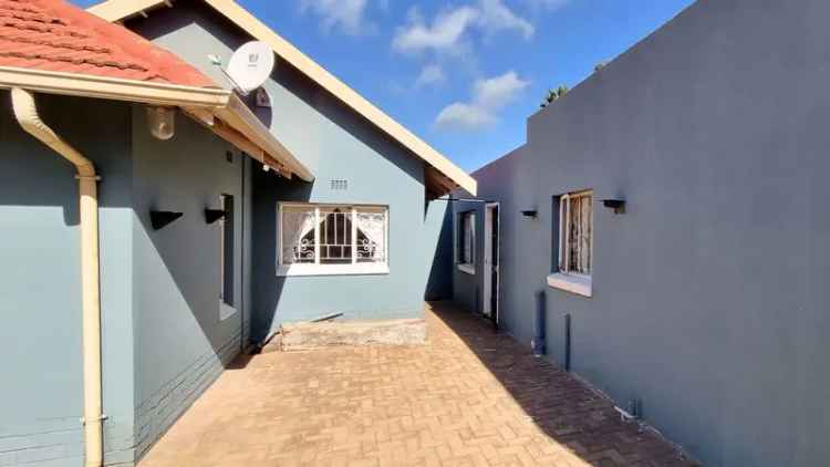 4 Bedroom House For Sale in Parkdene