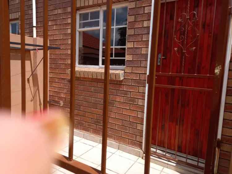 3 Bedroom Apartment To Let in Waterval East