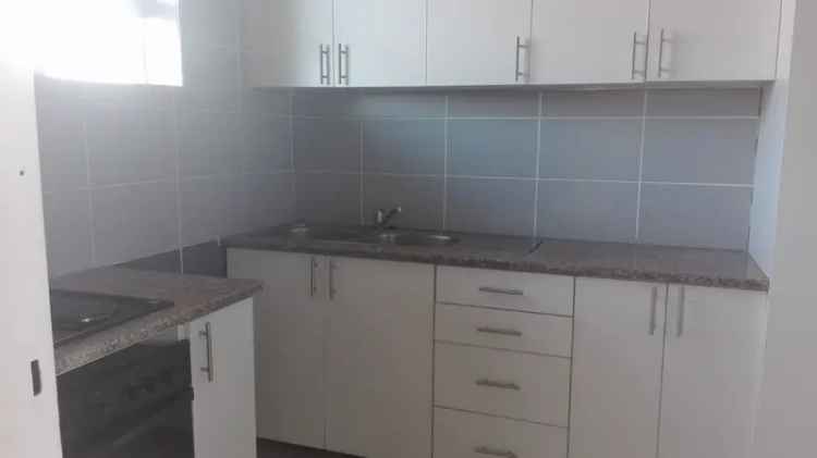 3 Bedroom Flat To Let in Montclair