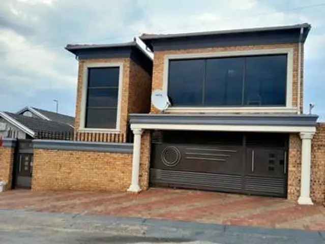 Beautiful 4 Bedroom Double Storey Home in Kagiso
