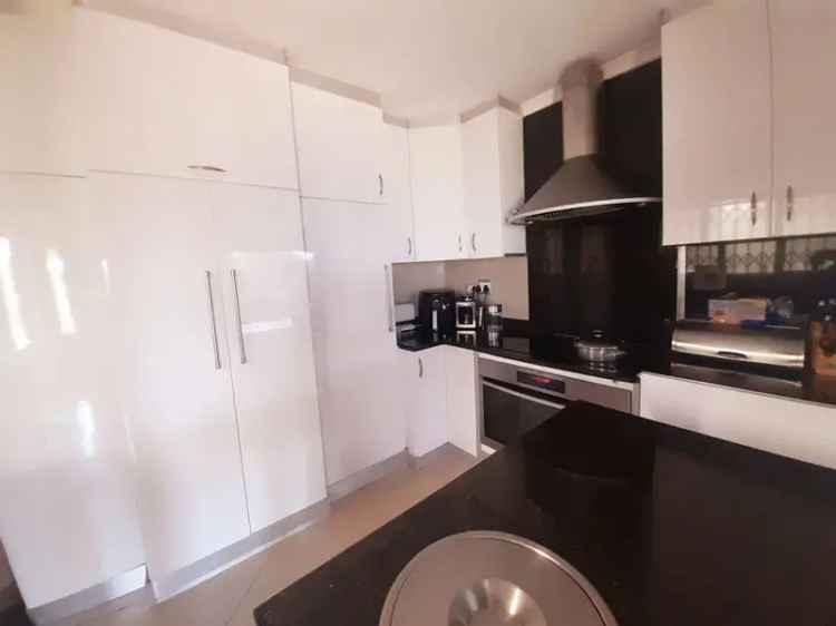5 Bedroom House For Sale in Woodhaven