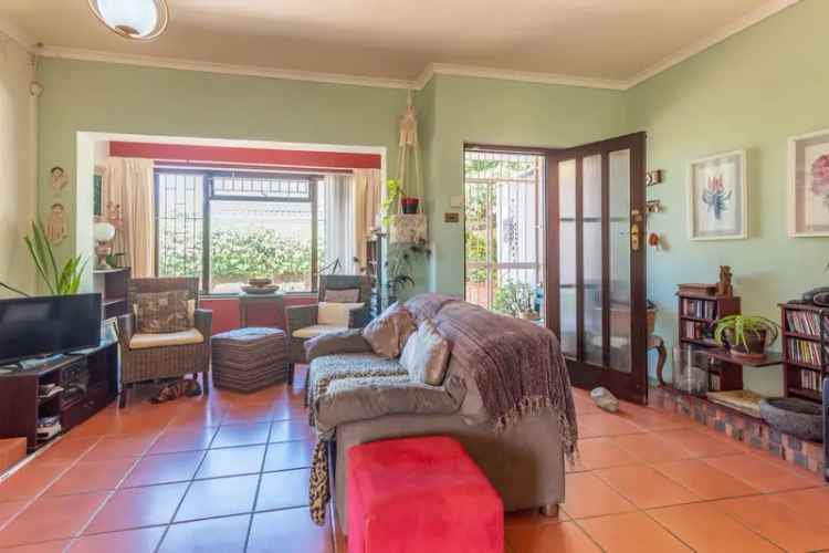 5 Bedroom Family Home with Pool and 2 Flats - No Loadshedding