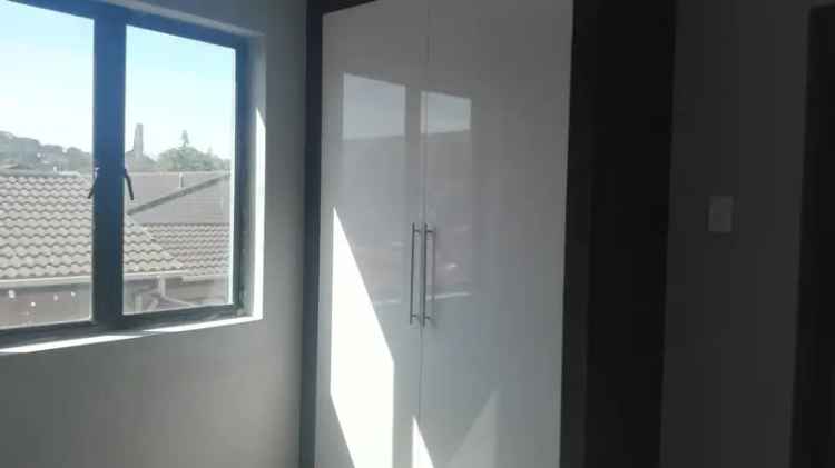 2 Bedroom Flat For Sale in Montclair