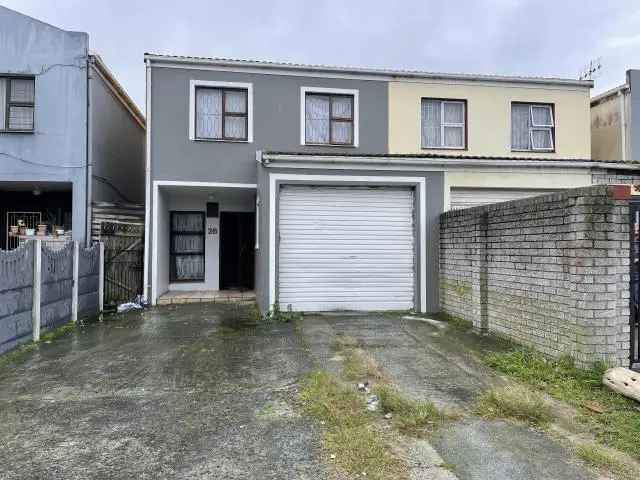 3 Bedroom Duplex Summer Greens Family Home Ample Parking