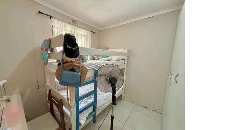 4 Bedroom House with Flatlet for Sale in Bothasig